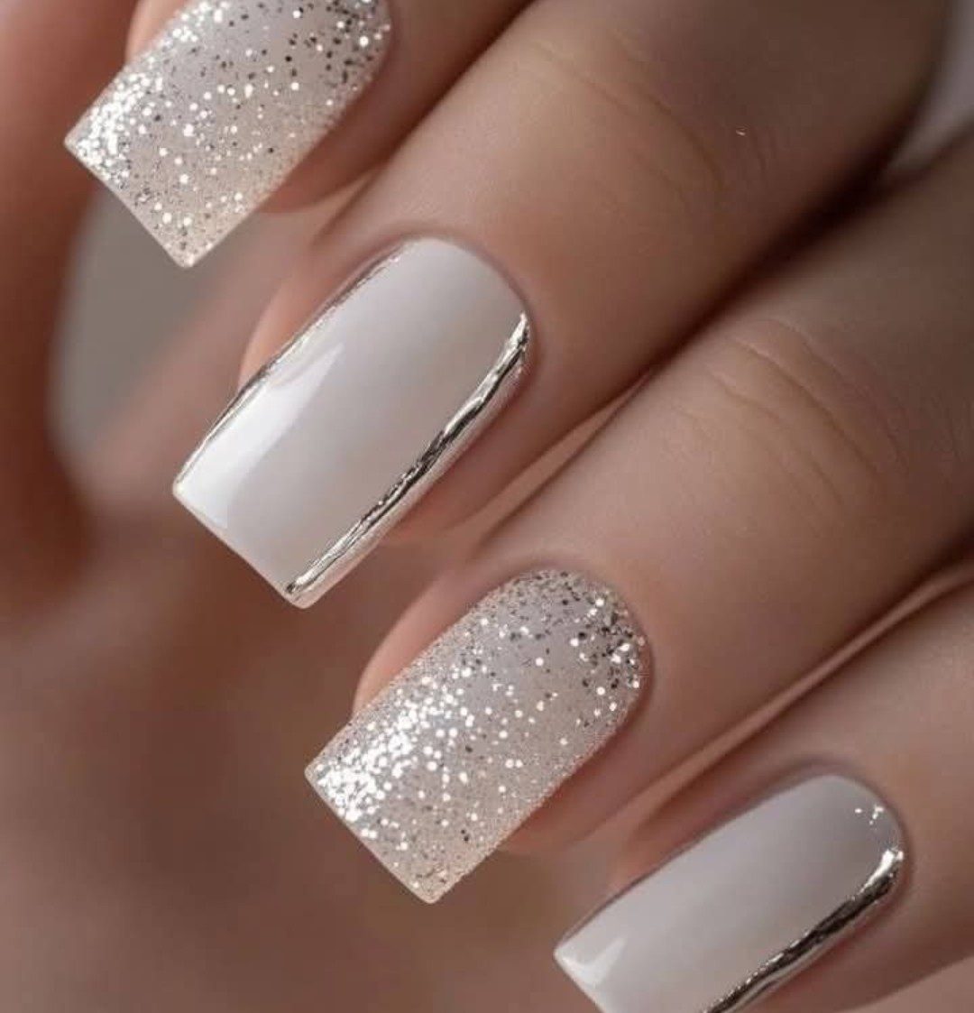 Ongles blancs avec paillettes argentées