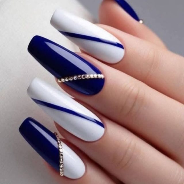 Ongles bleus et blancs élégants
