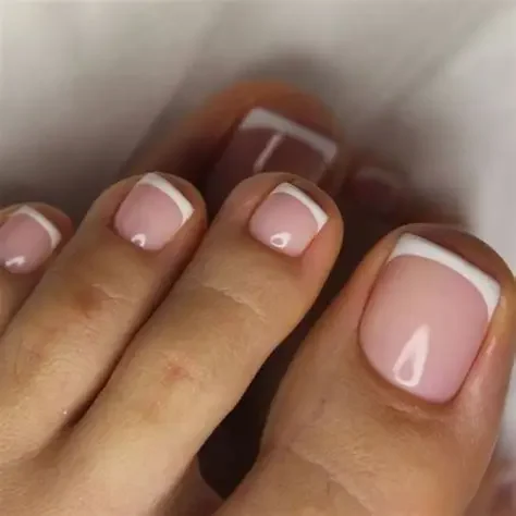 Ongles de pieds manucurés élégants